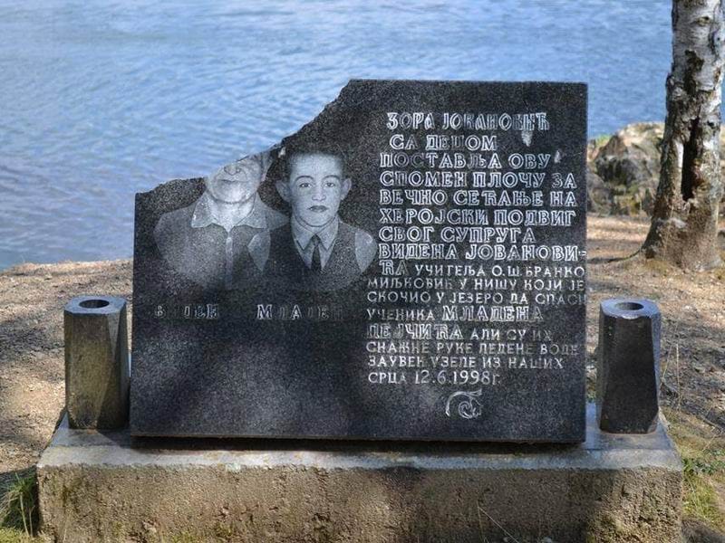 ostecen spomenik vlasina foto i m