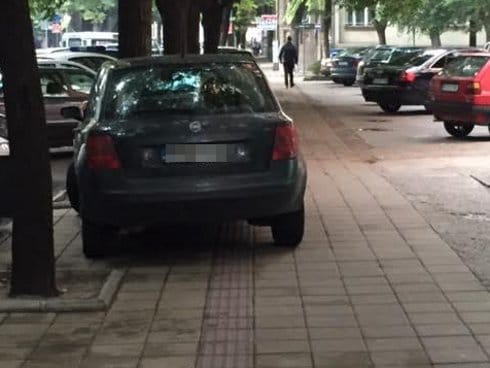 Foto-vest: Bahato parkiranje preko staze za slepe 16 Staza za slepe 3