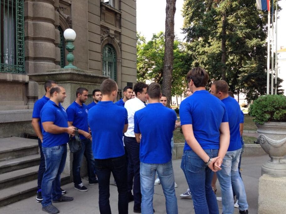 Vaterolisti ispred gradske kuce A N