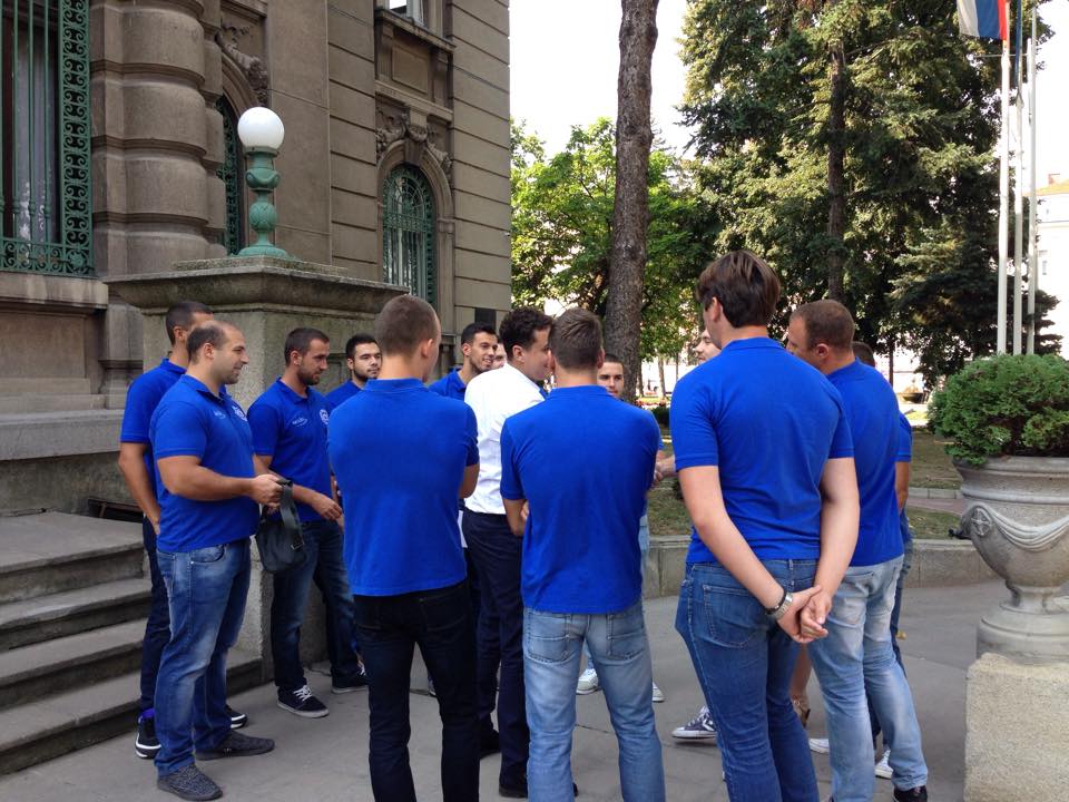 Vaterolisti ispred gradske kuce A N