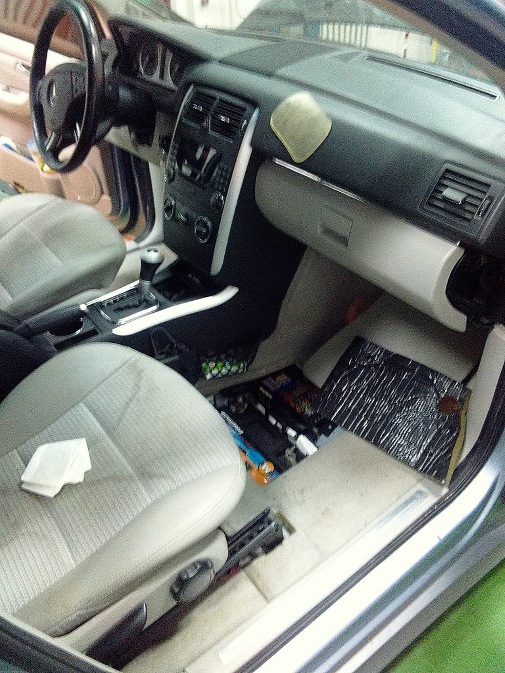 mesto skrivanja u podu ispred suvozaca