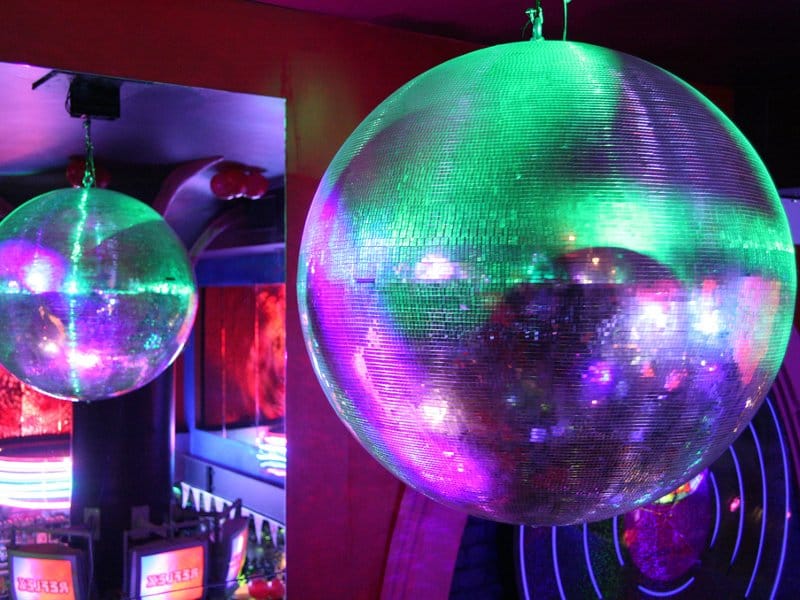 Retro igranka pod disko-kuglama na Letnjoj pozornici 6 disko kugla foto flickr