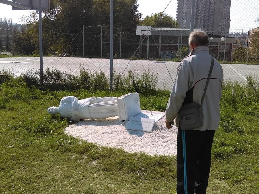 Spomenik "Sanjar o svetskom miru" srušen na Svetski dan mira 16 Sri Cin Moj 1