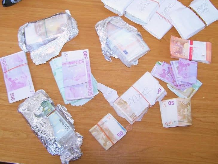 Sakrili 200.000 evra u ručnom frižideru 2 novac uprava carina