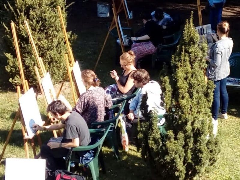 Gradska bašta postala atelje za učenike Umetničke škole 2 Slikari