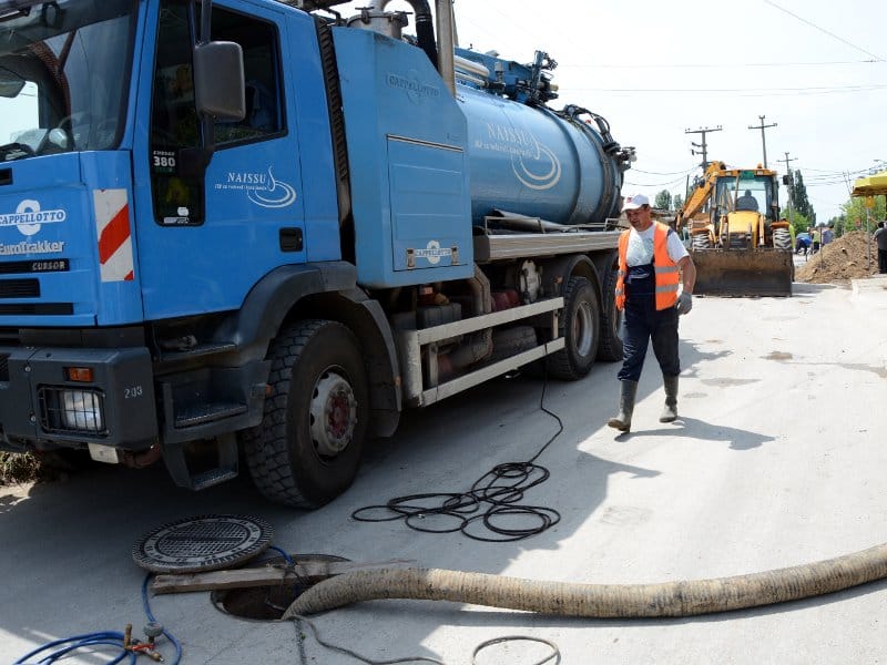 Zbog ispiranja kanalizacije saobraćaj u prekidu 18 vodovod kamion JKP