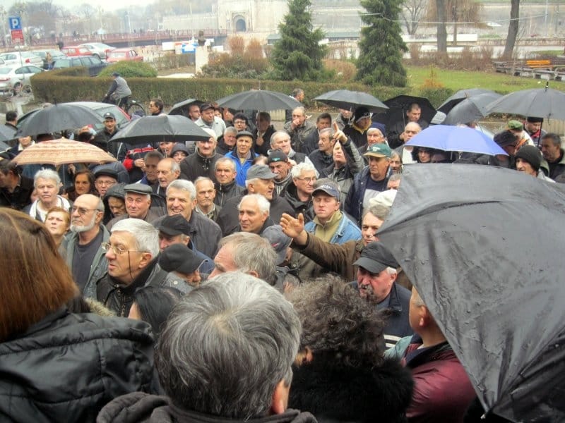Radnici propalih državnih preduzeća čekaju Vučića u Nišu 6 radnici2 JV