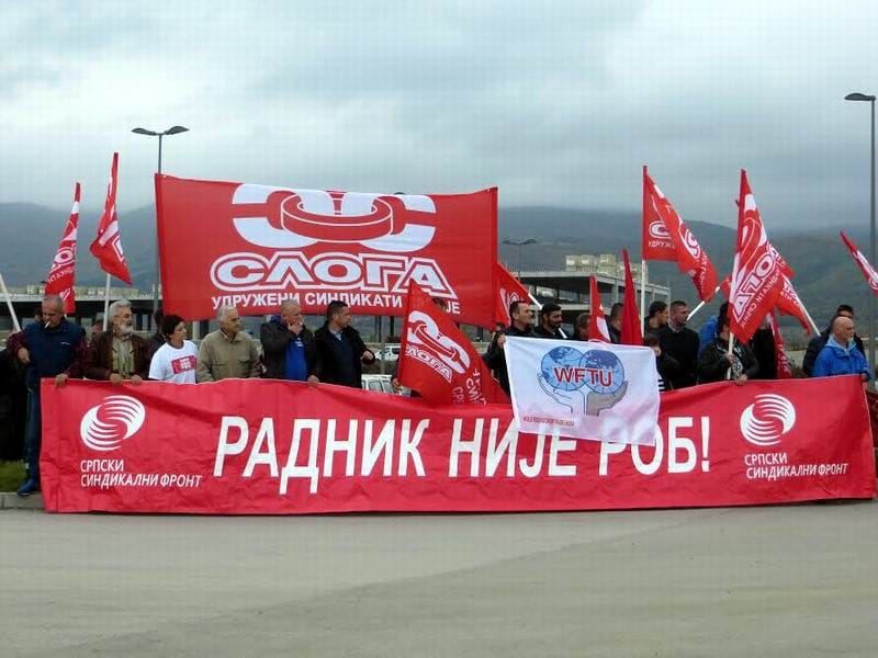 Pelene simbol protesta ispred vranjskog “Geoxa” 5 Sindikat protest Geox foto I M