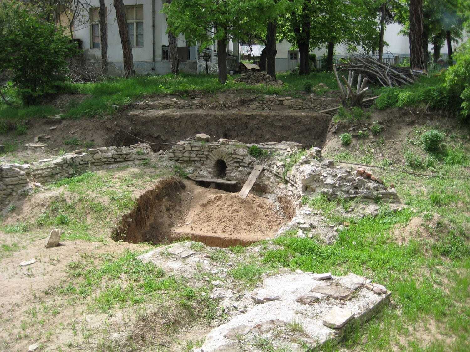 FOTO Narodni muzej Toplice Rimske terme u porti crkve Svetog Prokopija scaled
