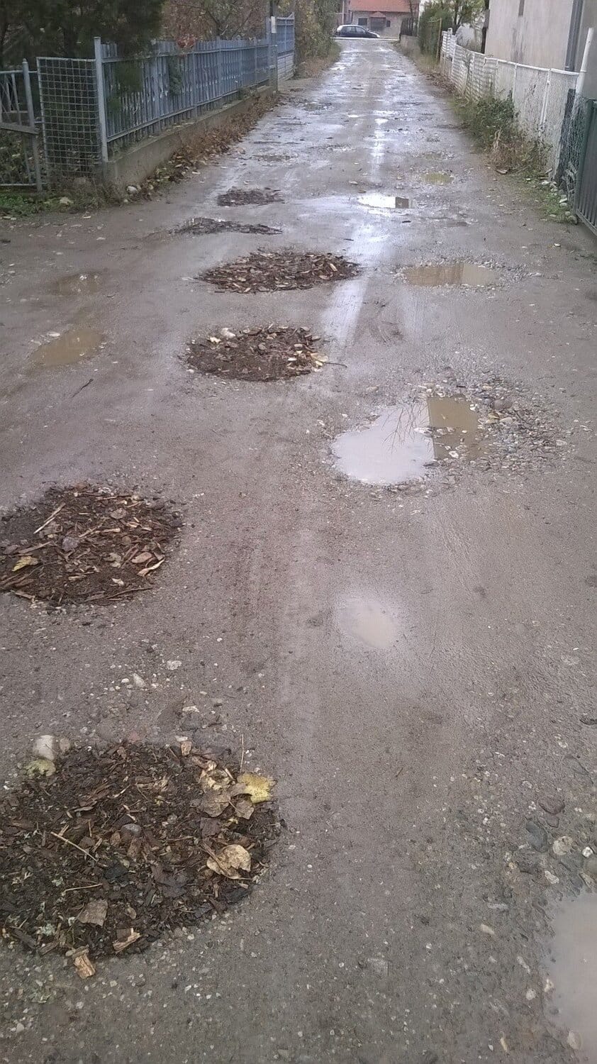 Zatrpane rupe u Hazarskoj ulici u Donjoj Vrezini foto JV