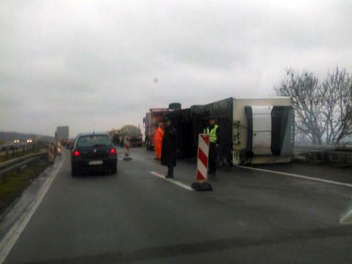 Prevrnuo se sleper kod Paracina foto MR