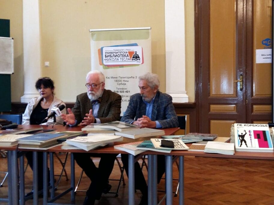 Ivan Redi hteo da pokloni knjige biblioteci, sprečila ga carina 15 ivanredipoklanjaknjigebibliotecifotoJV scaled