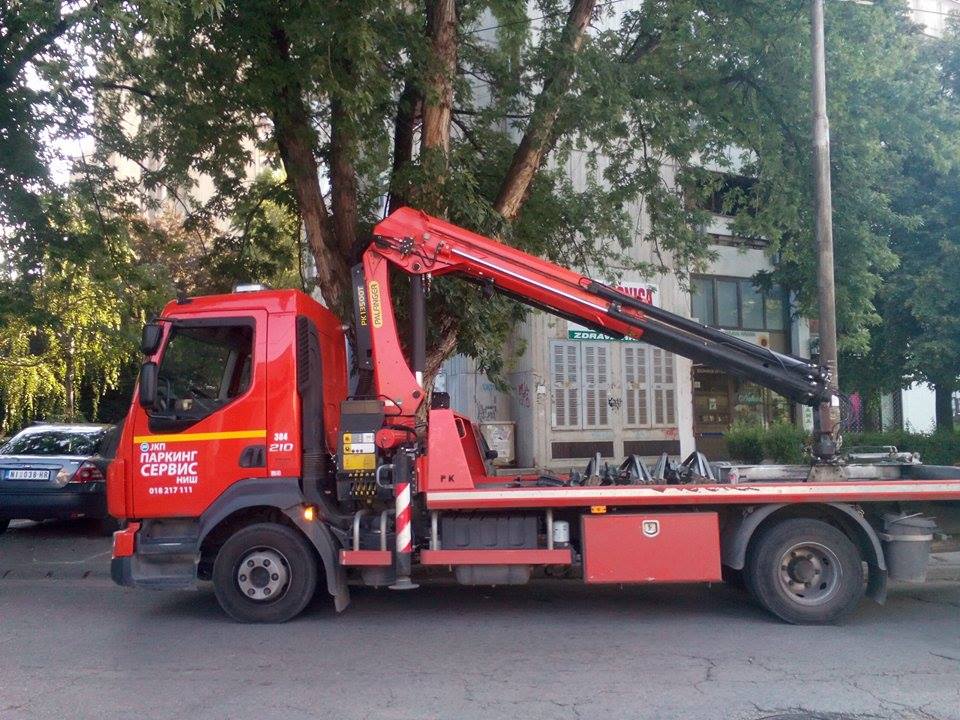 "Pauk" premeštao vozila po centru, vlasnici ih tražili satima 1 pauk