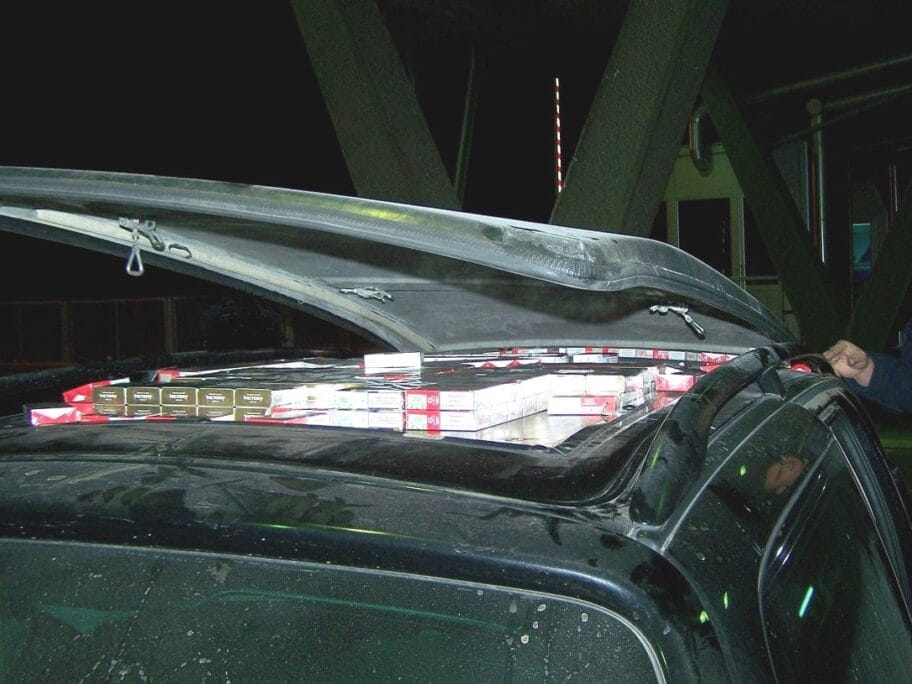 Više od 2.000 kutija cigareta krili u sedištima i krovu automobila 5 Krili cigarete u krovu automobila foto Uprava carine