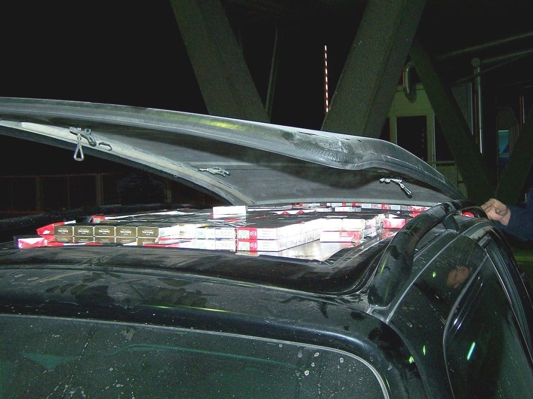 Više od 2.000 kutija cigareta krili u sedištima i krovu automobila 1 Krili cigarete u krovu automobila foto Uprava carine