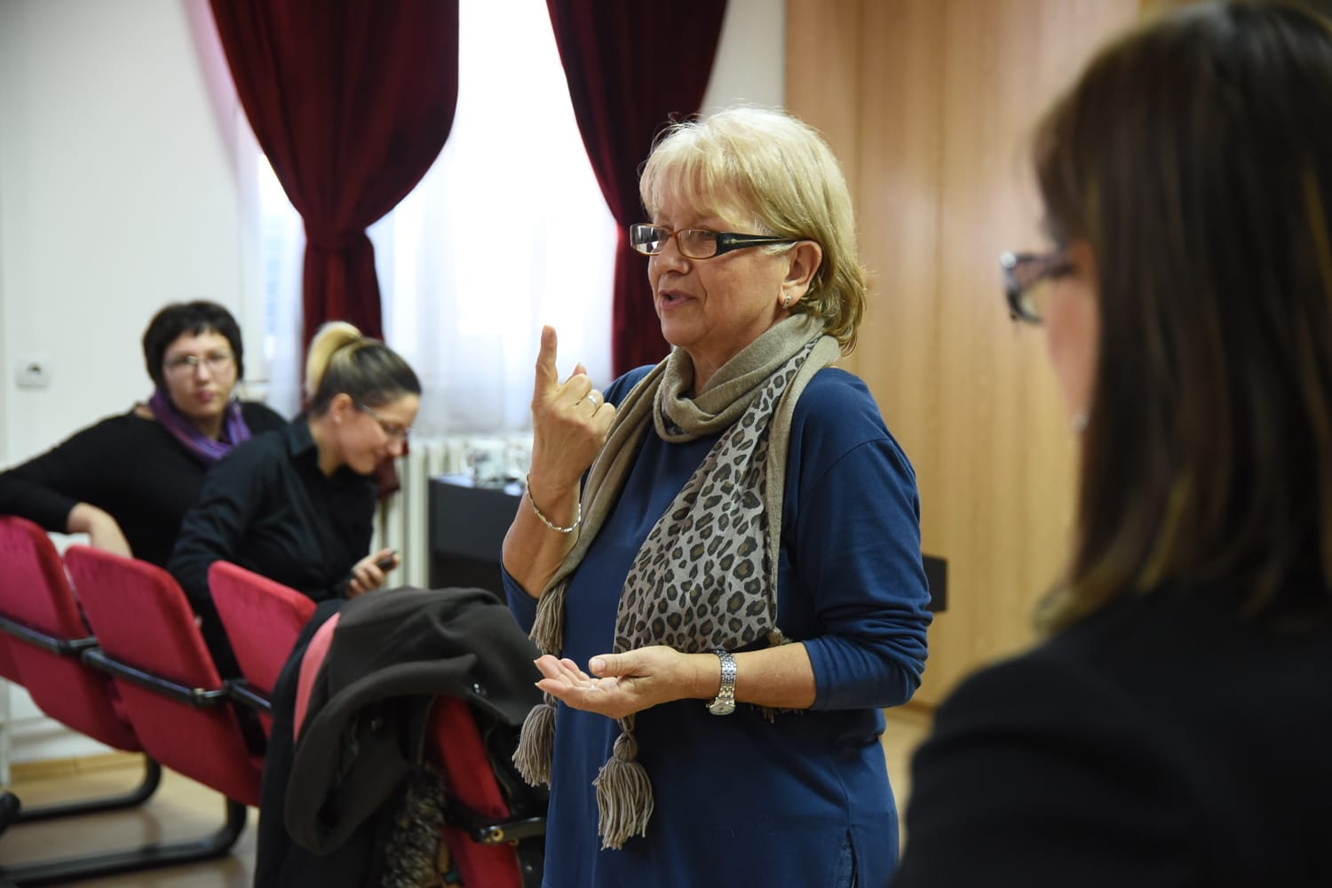 clanica udruzenja daje izjavu za medije uz pomoc znakovnog prevodioca