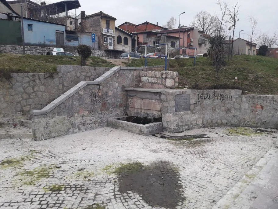 Dok Opština obećava, građani prinuđeni da sami čiste 17 Ociscena cesma kod Jagodin male