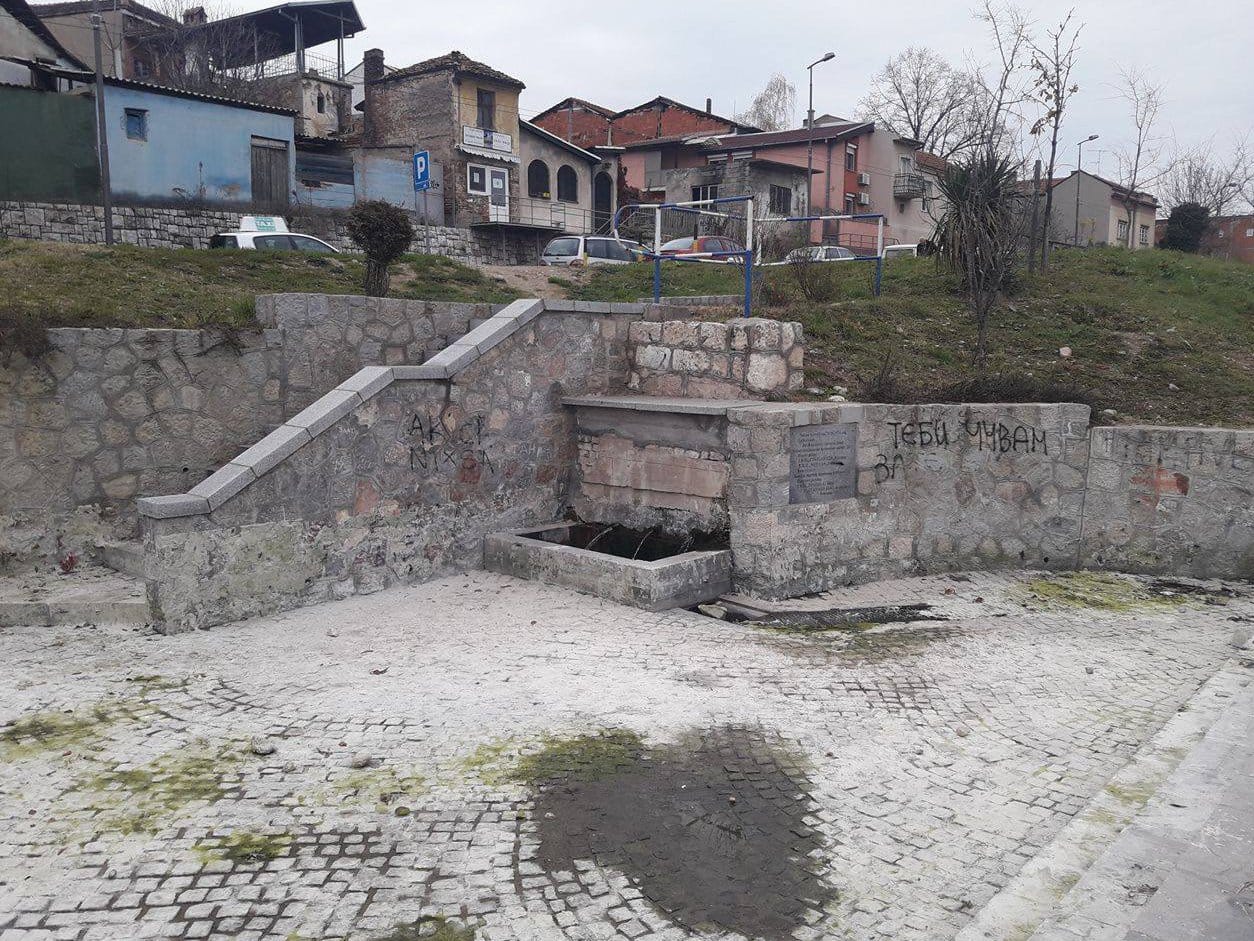 Dok Opština obećava, građani prinuđeni da sami čiste 1 Ociscena cesma kod Jagodin male