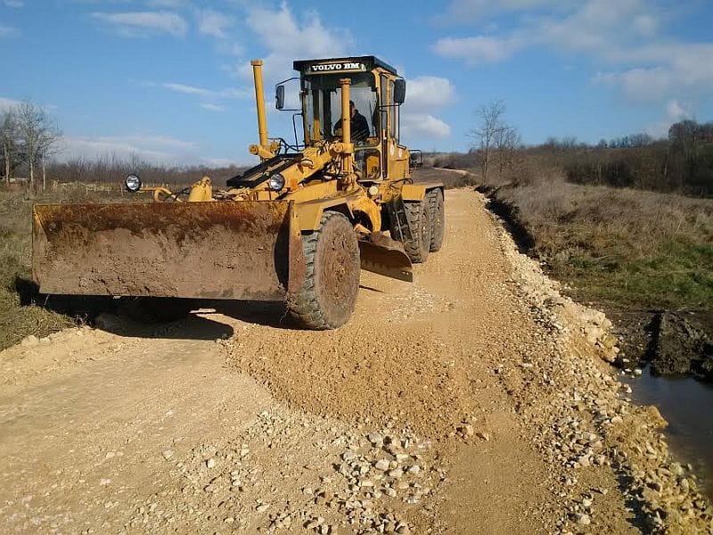 Sanacijom atarskog puta povezana dva prokupačka sela 15 izgradnja atarskog puta Madjare Prekopuce kod Prokuplja foto Lj M