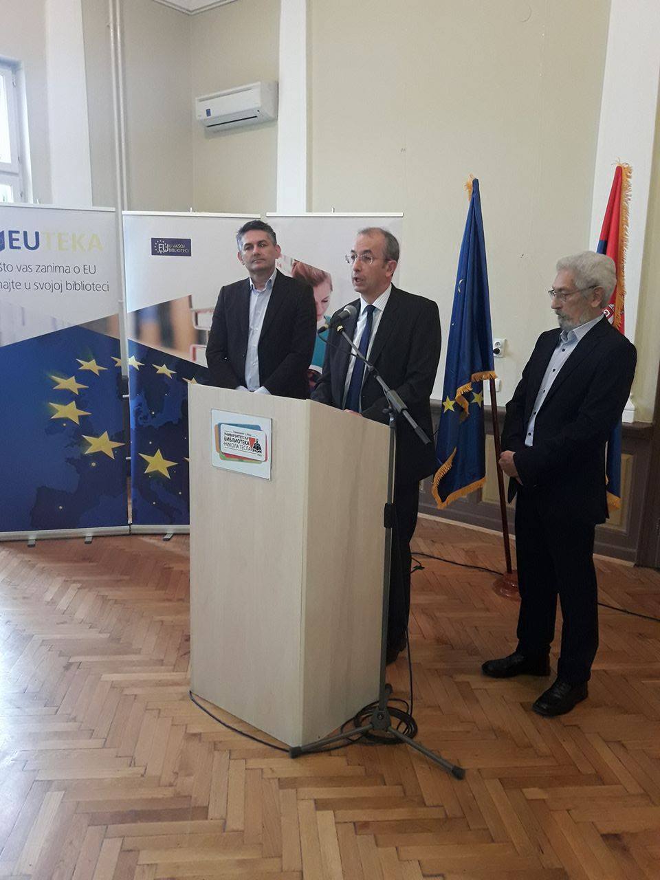 Davenport donacija knjiga o EU foto JV