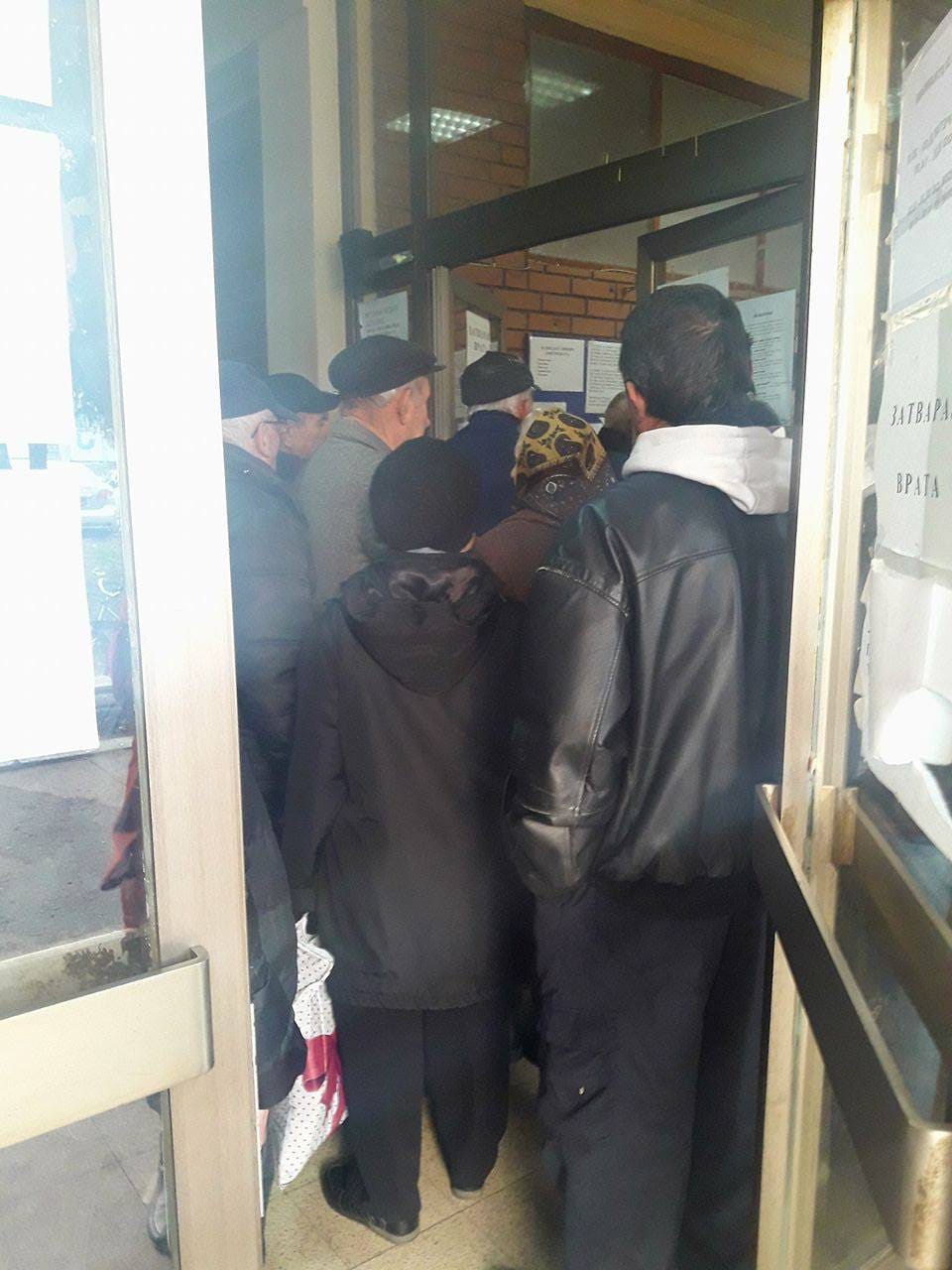 I dalje redovi za licne karte foto JV