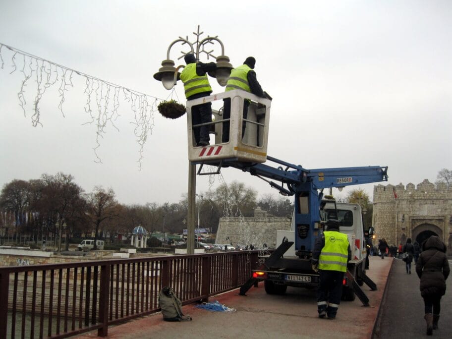 Postavljanje dekoracije na mostu foto JV