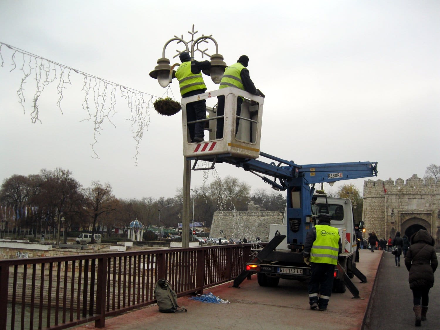 Postavljanje dekoracije na mostu foto JV
