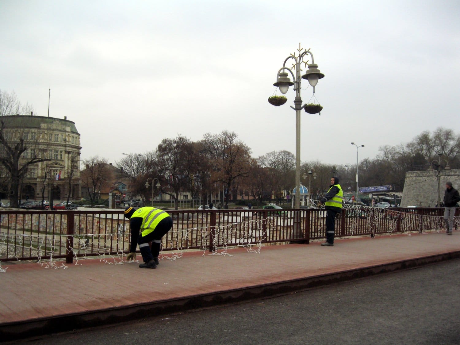 Novogodisnja dekoracija na mostu foto JV