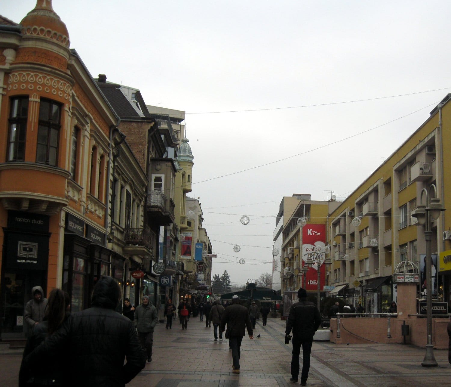 Svetlece kugle u centru grada foto JV