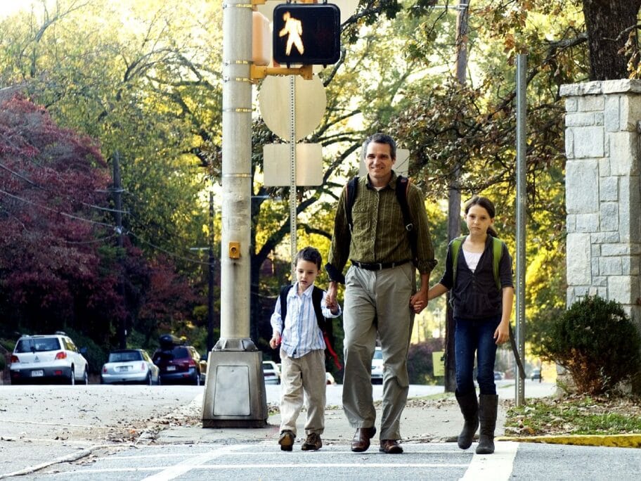 deca prelaze ulicu pixinio