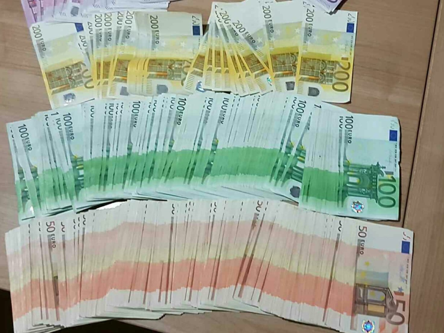 Neprijavljenih 105 000 evra u Presevufoto Carina