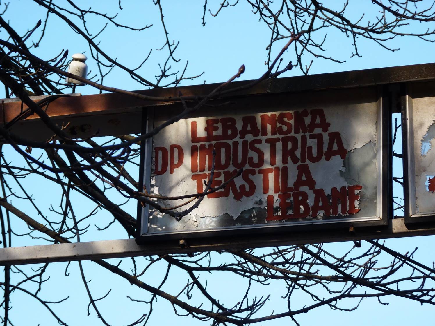 Funkcioneri u Lebanu čiste fabriku i čekaju turskog investitora 1 Industrija tekstila u Lebanu foto JV