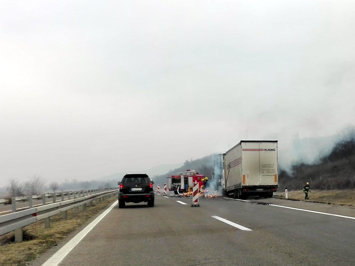 kamion u plamenu D M