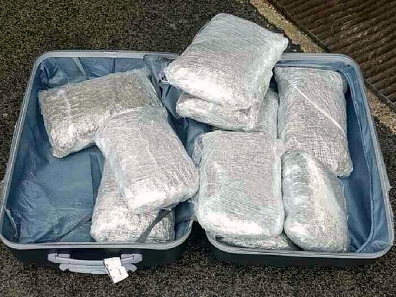 Jedan od kofera sa marihuanom foto Uprava carine