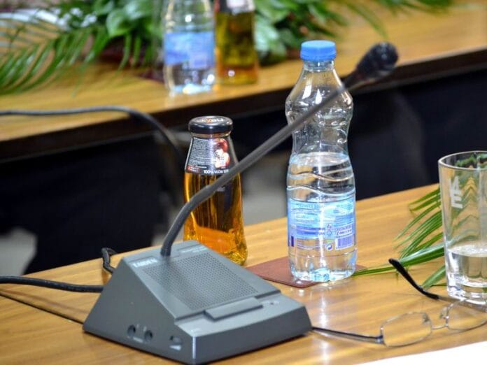 Tribina mikrofon Ilustracija KOSTA Juzne vesti