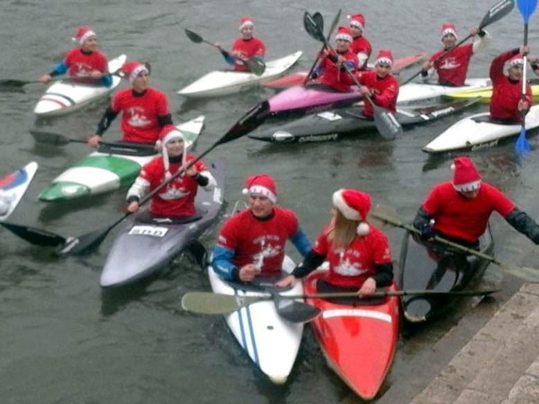 Deda Mrazovi iz kajaka dele novogodišnje paketiće 12 kajakasi foto gusar