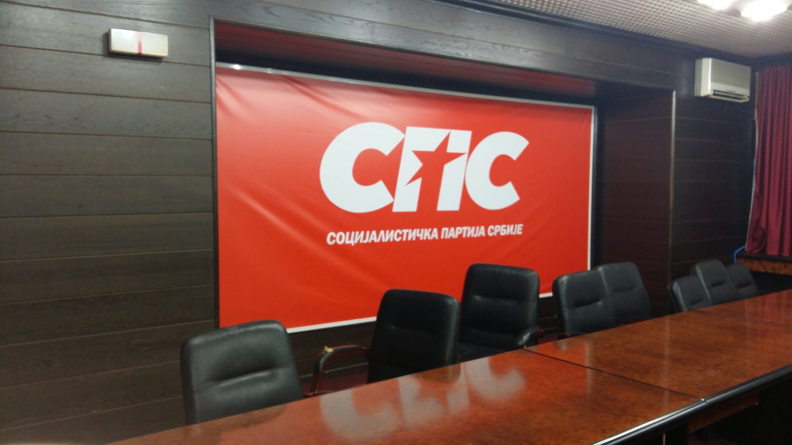 prazne spsstolice foto JV scaled