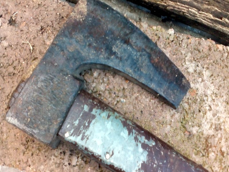 Svađa u Gornjoj Toponici, pa napad sekirom 5 Sekira ilustracija KOSTA Juzne vesti 1