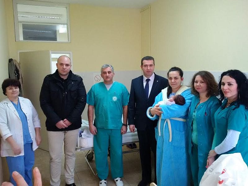 Prvoj bebi u 2017. godini u Prokuplju 60.000 dinara od Opštine 17 Mihailo prva beba u Prokuplju u 2017 godini foto LJ M