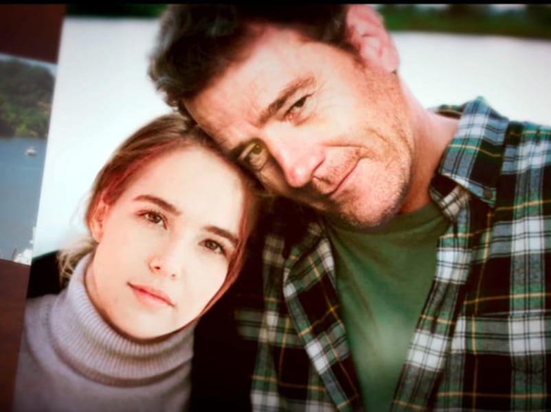 Film Zasto bas on foto skrinsot trejler