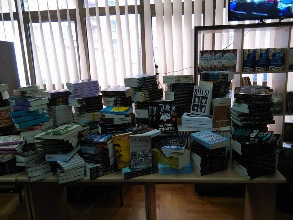 Ljubavne drame i krimi romani foto JV