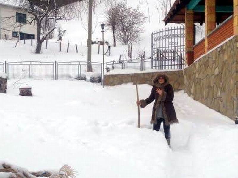 evica ispred kuce u popovu foto lj m