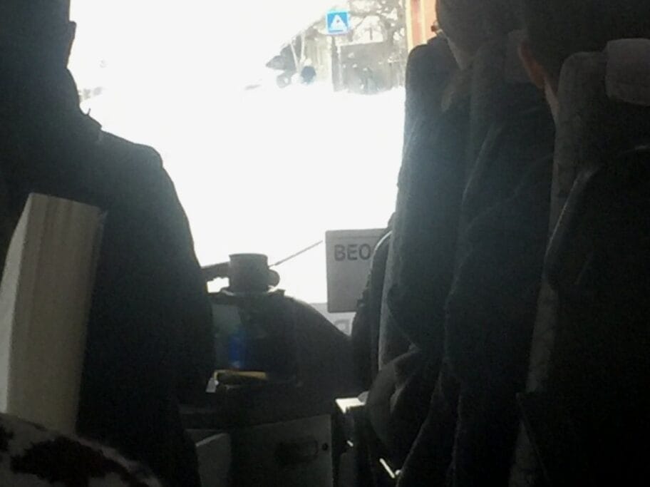 vozi i kuva kafu citalac