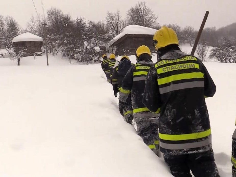 Izvukli dva bolesna čoveka iz smetova, dostavljali pomoć do zavejanih sela (video) 1 Spasioci