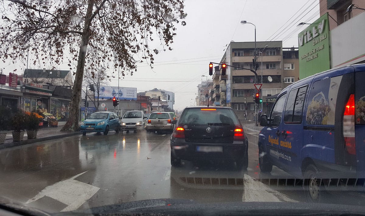 Plavi auto levo nepropisno parkiran; kombi desno takođe ne može da prođe jer je i tu parkiran auto (ne vidi se na slici)
