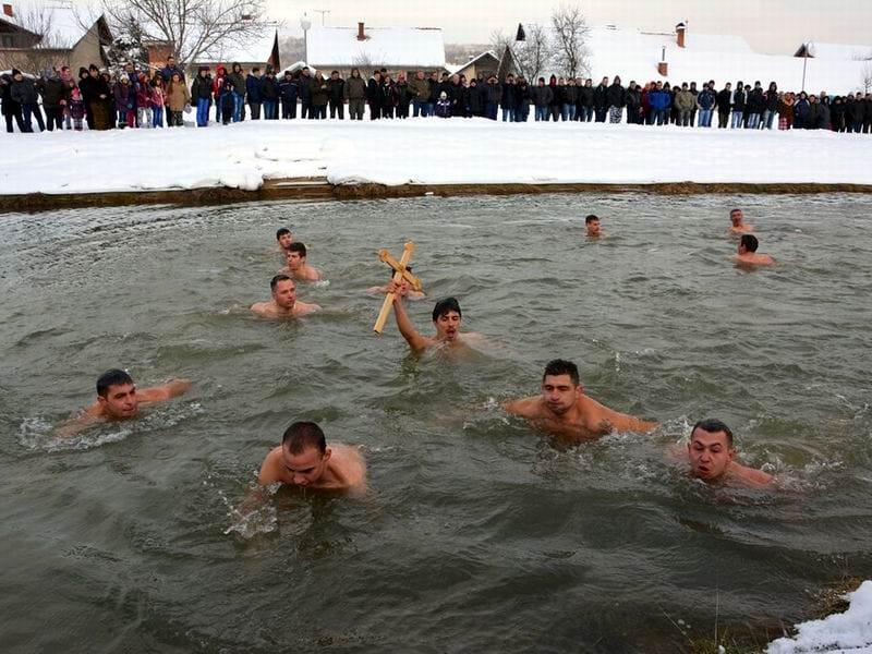 Svrljižani 6. put plivaju za Bogojavljenski krst 10 Bogojavljenje Svrljig 2016 foto Aleksandar Kostic