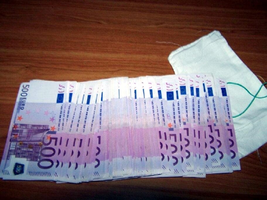 devize pronadjene u platnenoj torbici oko pojasafoto Carina