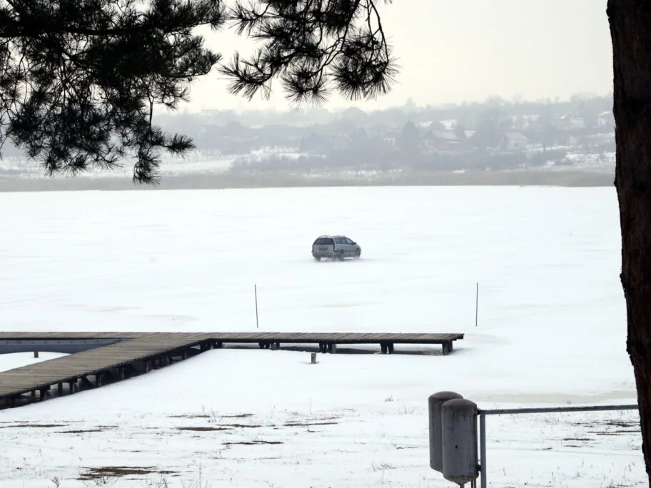 Autom preko zaleđenog Oblačinskog jezera (video) 13 Auto Oblacina foto D