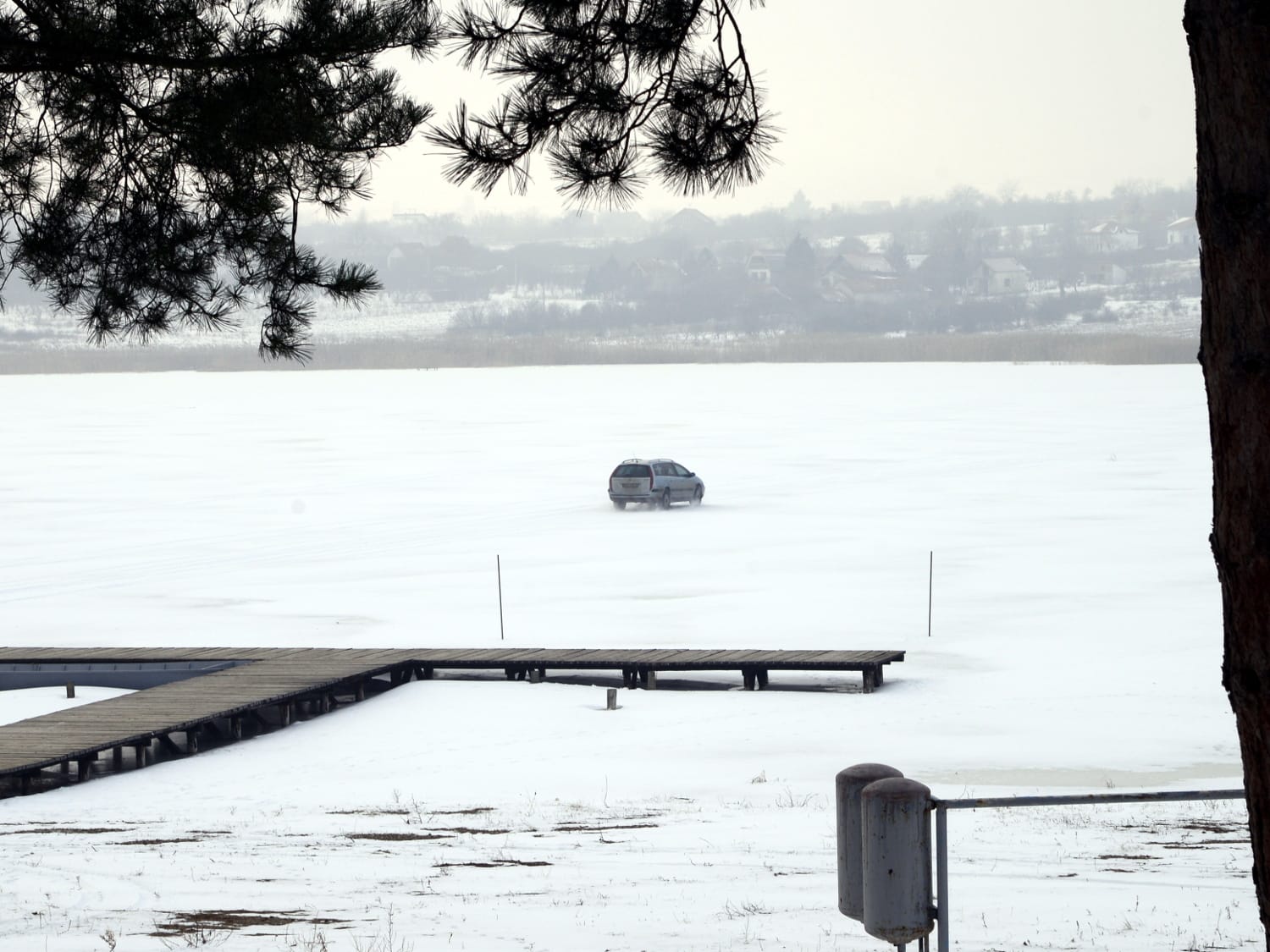 Autom preko zaleđenog Oblačinskog jezera (video) 1 Auto Oblacina foto D
