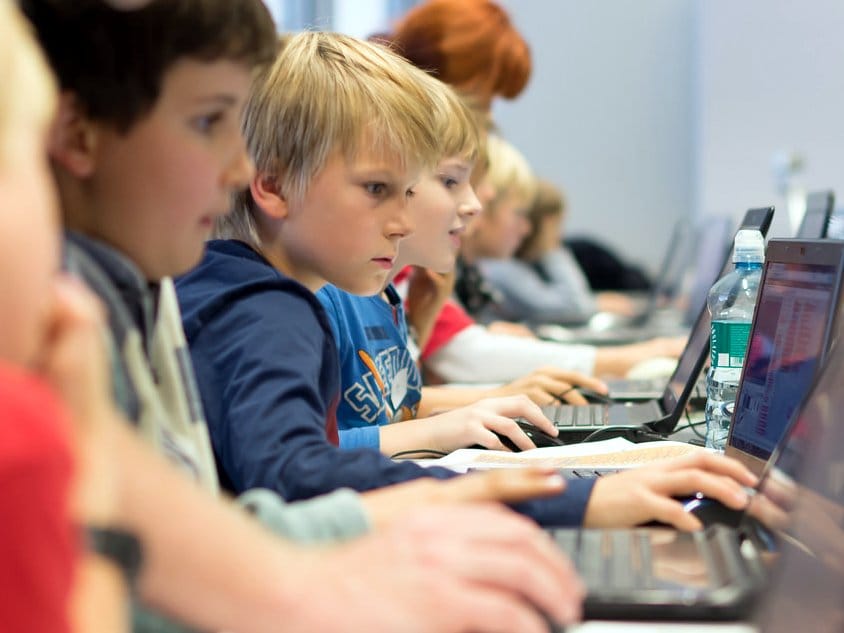 Najmlađe Nišlije uskoro uče programiranje na robotima 19 Deca uce programiranje foto Flickr Rainer Stropek